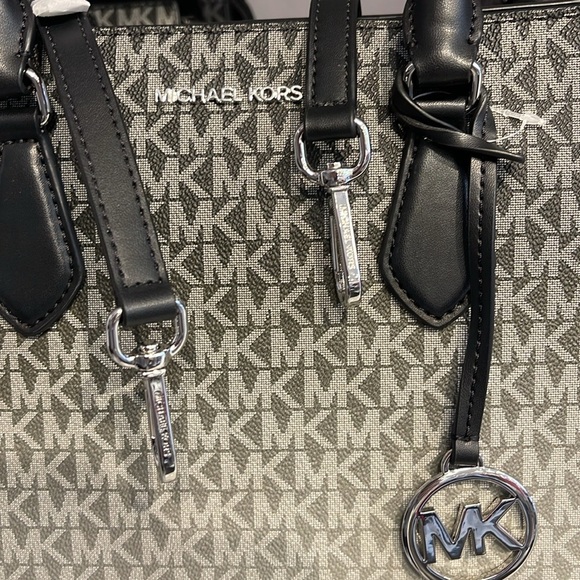 Michael Kors Sheila Medium Ombré Signature Logo Satchel
Black
NWT - Picture 7 of 16